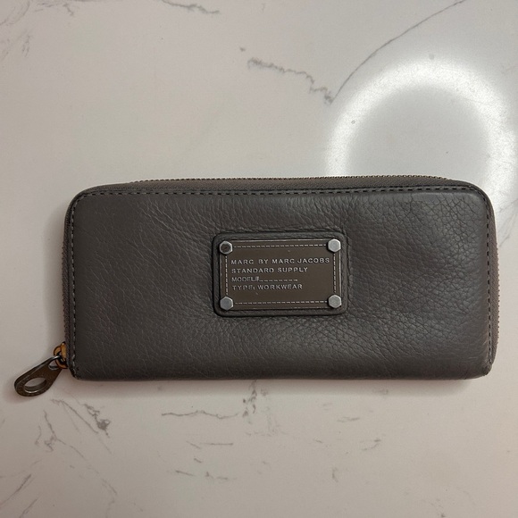 Marc Jacobs Zip Around Continental Wallet- Pre Loved! - Picture 1 of 16